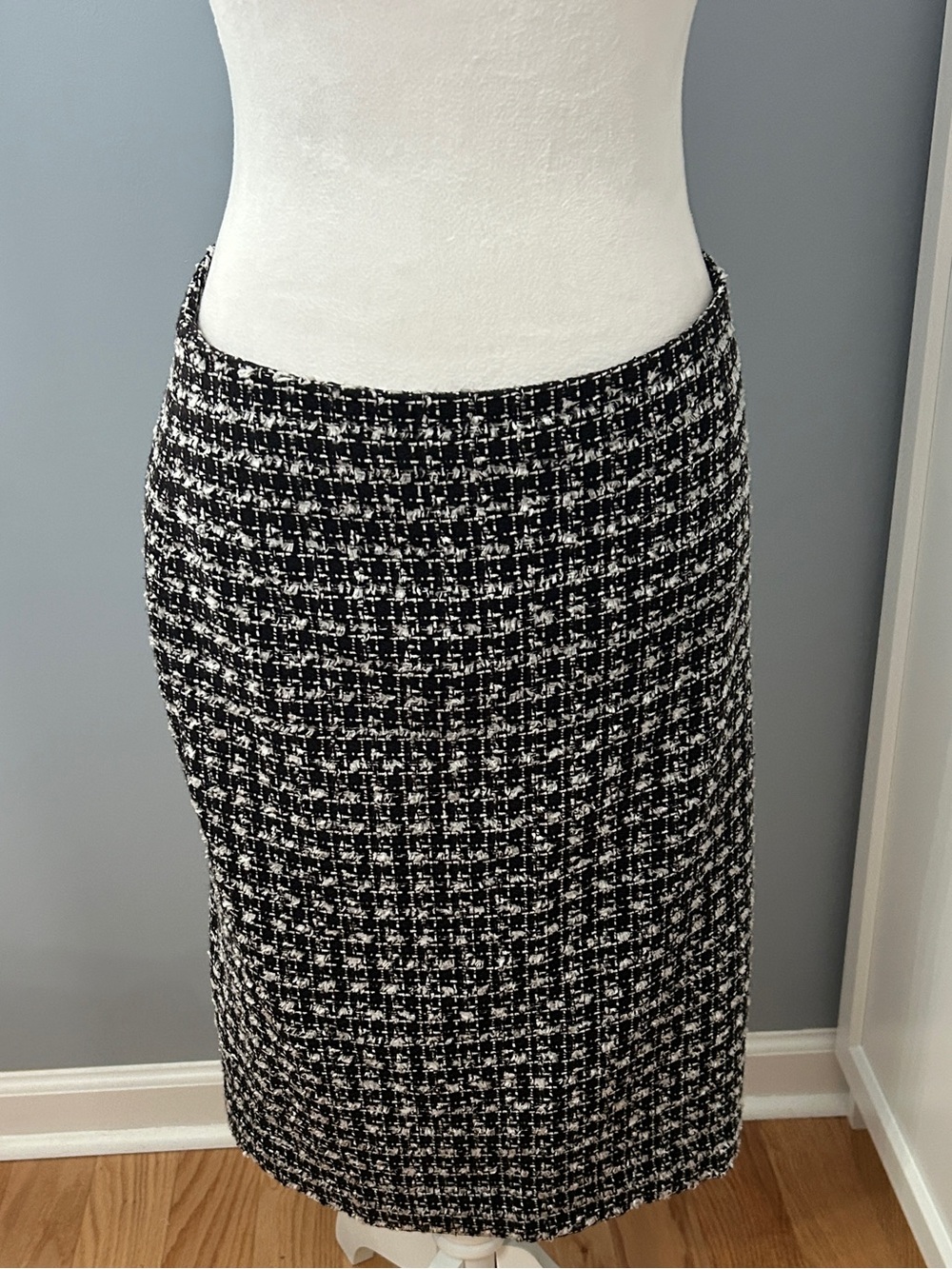 Talbots Size 8 Black & White Tweed Pencil Skirt Lined Knee Length Career Office